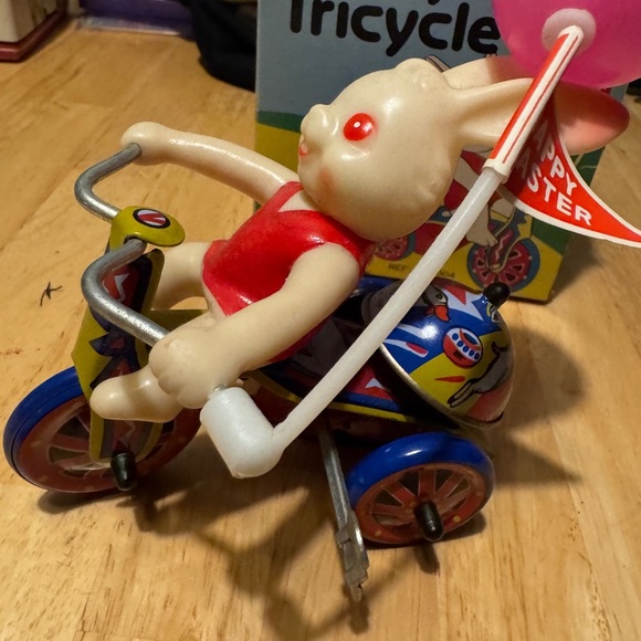 Vintage Mechanical Bunny Tricycle Easter Wind-up Toy Made in Korea 1985 - Picture 6 of 9